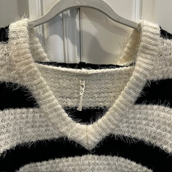 POL Hooded Chunky Eyelash Striped Pullover Sweater Size: Small Black/White - Picture 4 of 10